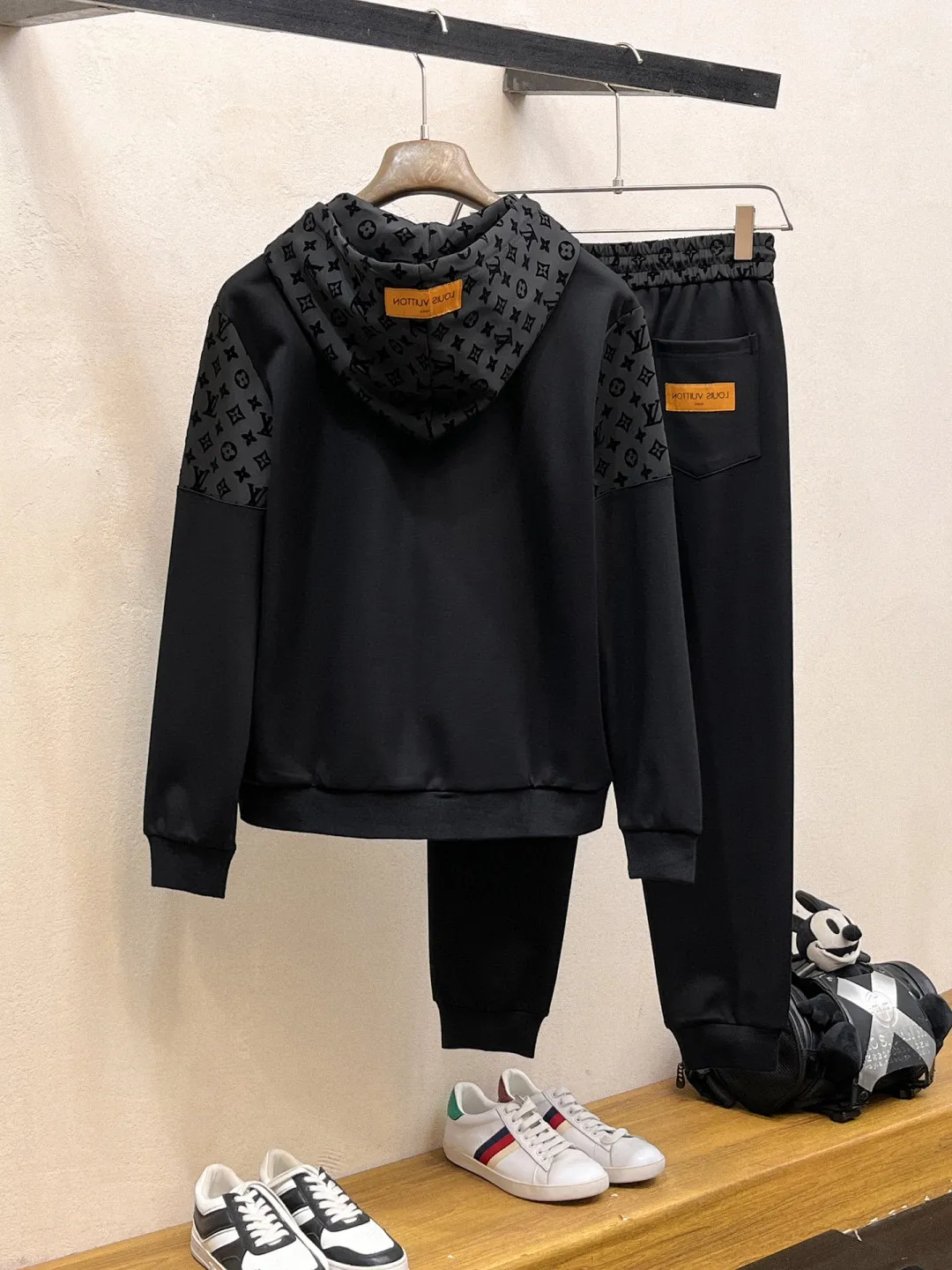 🅿️720 [LV Louis Vuitton] hot-selling suit is coming. Focus on the original version of the official website. 2025 new hot-selling cardigan and sweatshirt suit. The original order is the best. 🇭🇰The meticulous work of top designers. It has a fitting and perfect upper body effect. All-natural high-quality Tencel Roman cotton 100%, close-fitting comfort, noble and elegant! Original hardware embodies elegance and nobility! Counter size: M-3XL (maximum wear up to 190 pounds)